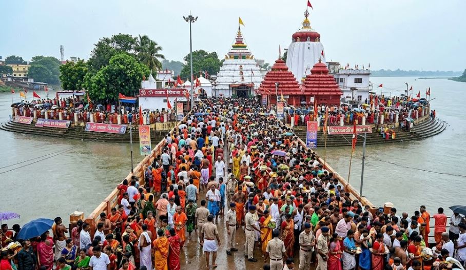 Sawan Monday: Thousands of Devotees Throng Baba Dhabaleswar Temple in Cuttack